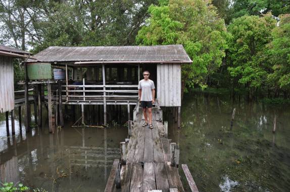 Caminhando sobre palafitas em uma das comunidades ribeirinhas na Reserva do Mamirauá, região de Tefé, no Amazonas